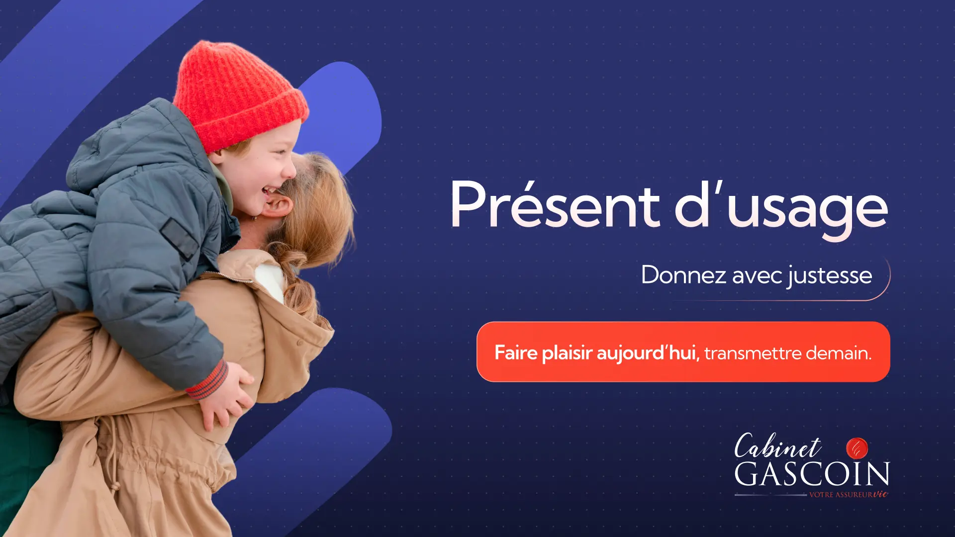 Mère portant son enfant dans les bras, illustrant la transmission familiale et le présent d’usage en fin d’année, Cabinet Gascoin.