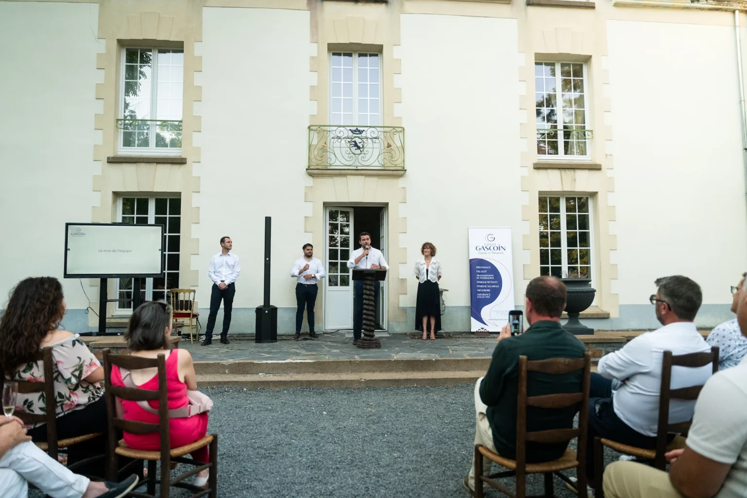 Invités réunis devant le Château de la Cassemichère lors des 10 ans du Cabinet Gascoin.