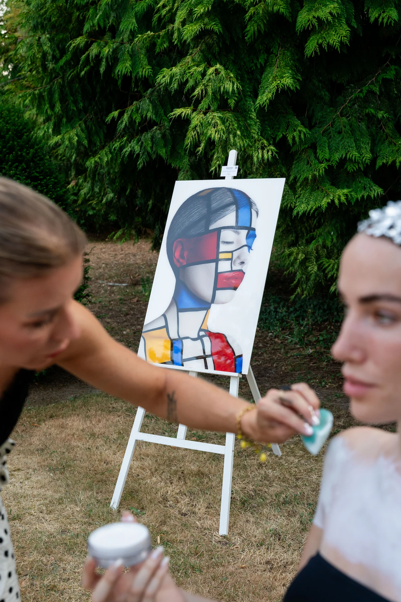 Animation de l’artiste Christelle Lays en action lors de la soirée des 10 ans du Cabinet Gascoin.